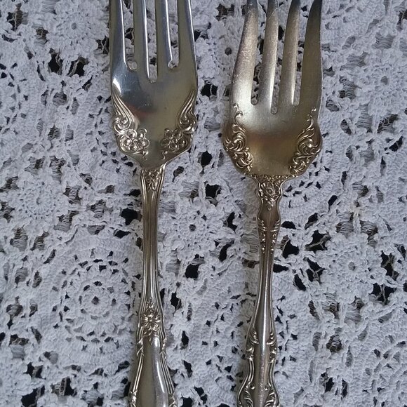 Antique Ornate Meat Forks Set of 2 Embossed Silver Plated Serving Flatware - Picture 8 of 8